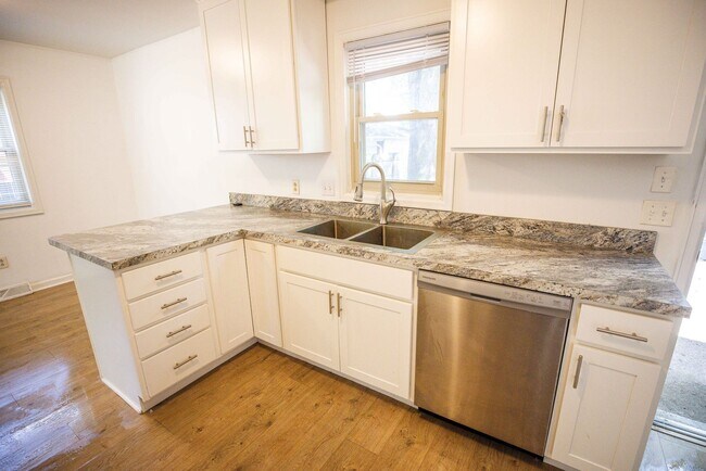 Foto del edificio - 3916 Clareridge Dr