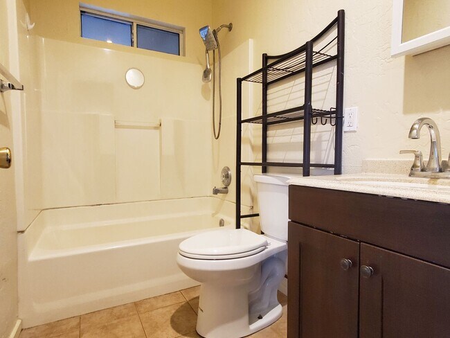 Building Photo - Charming Home In The Heart of Escondido! 9...