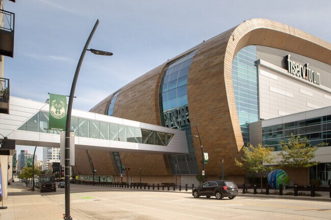 Foto del edificio - 550 W Juneau Ave