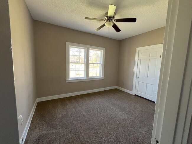 Building Photo - 502 Kingwood Dr