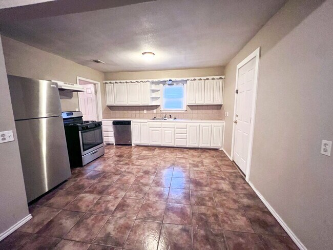 Building Photo - Spacious 3/1 With Back Patio!