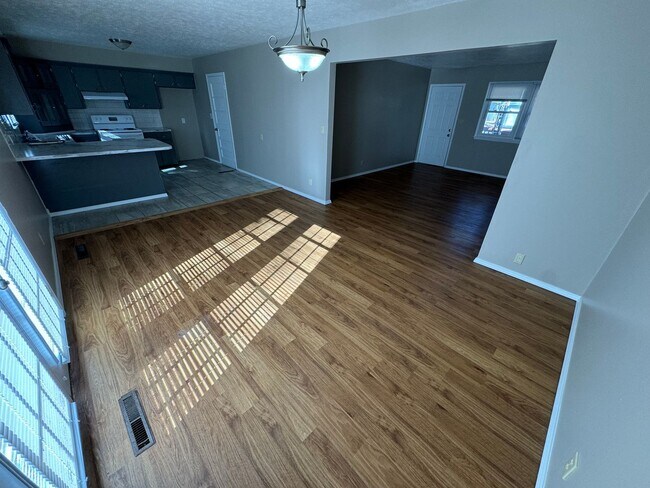 Foto del edificio - All Brick Home available NOW!