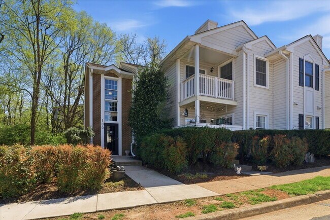 Foto del edificio - "Charming 2-Bed Oasis: Cozy 780 Sq Ft Retreat in Sterling, VA!"
