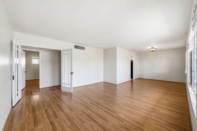 Foto del edificio - 2421 W Anderson Ave