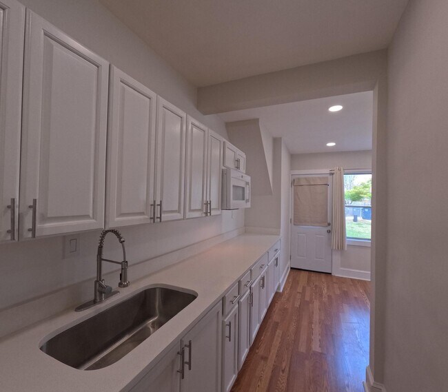 Foto del edificio - 4317 River Rd NW