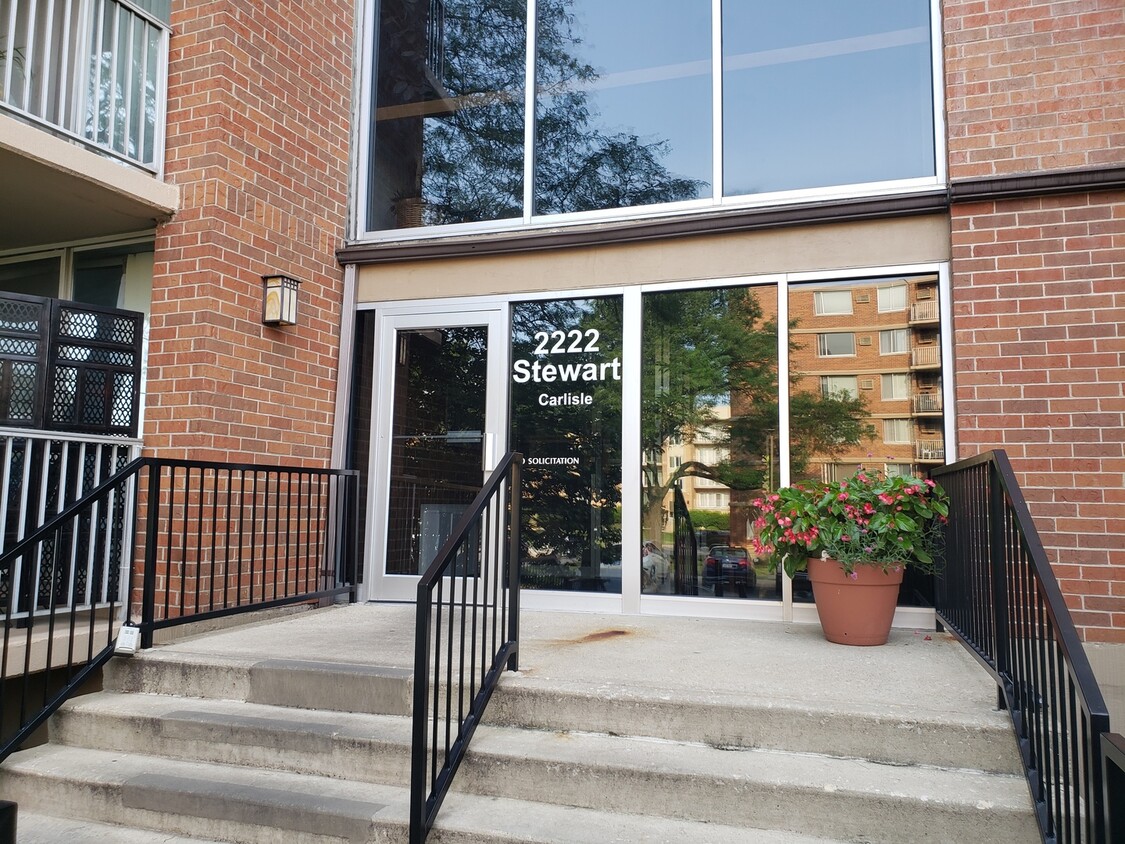 Foto principal - 2222 S Stewart Ave