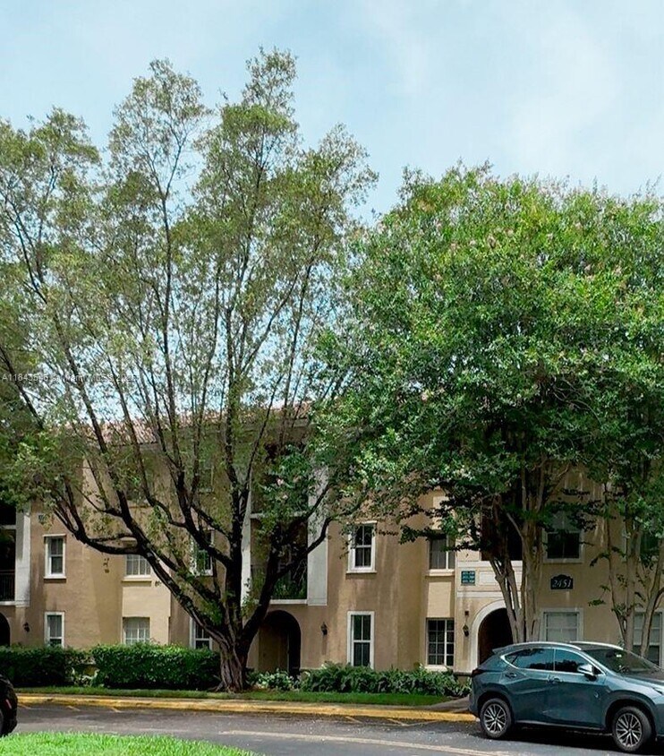 Foto del edificio - 2451 Centergate Dr