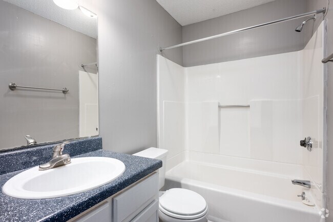 1 habitación, 1 baño - Baño - Hunt Club Apartments, LLC