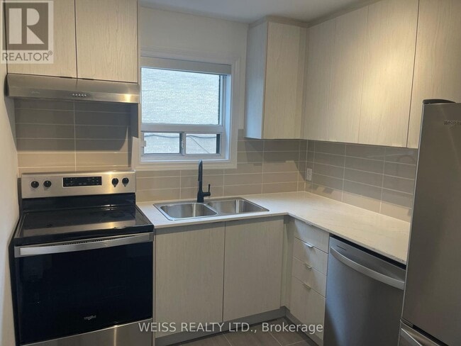 Building Photo - 517-517 Eglinton Ave W