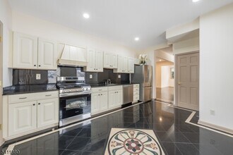 Building Photo - 302 Walnut Ave