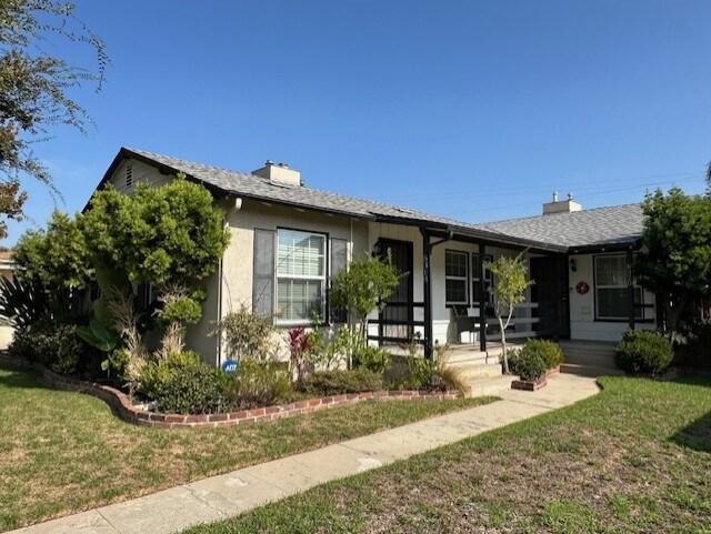 Puerta principal - 8318 Kittyhawk Ave