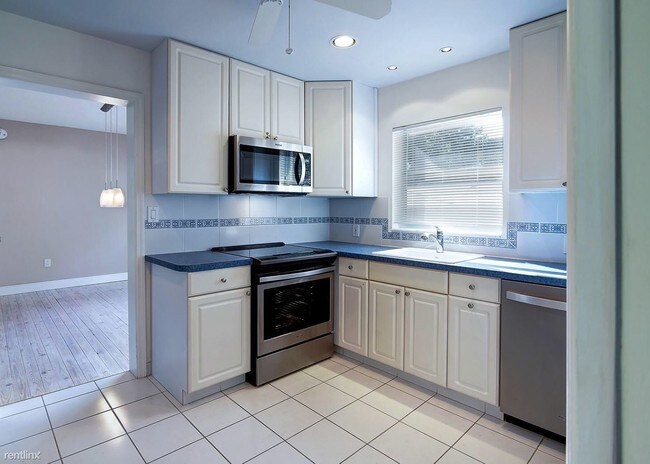 Building Photo - 2 br, 2 bath  - 9440 Collins Ave Bay Harbor