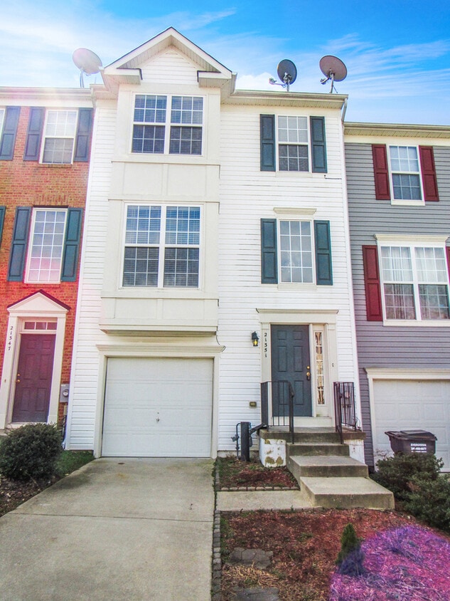 Primary Photo - 3 Level Inner Town Home with 1 Car Garage ...