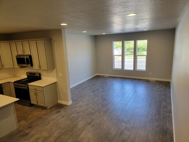 Building Photo - Stunning Townhomes!