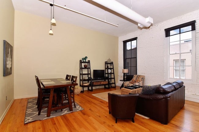 Building Photo - 105 Whitaker St