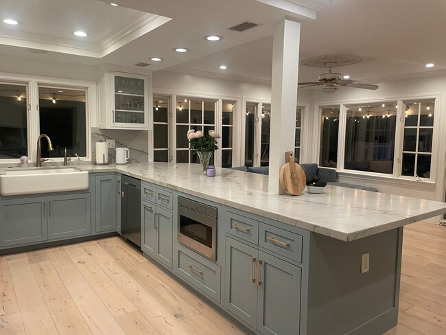 Building Photo - Remodeled Huntington Home!