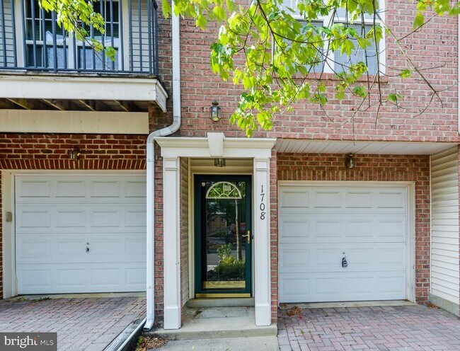 Building Photo - 1708 Silver Bell Cir
