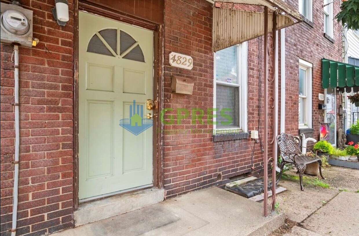 Charming 2-Bedroom Home with Modern Comforts in Pittsburgh, PA - Charming 2-Bedroom Home with Modern Comfor...