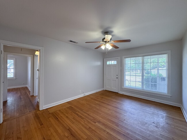 Sala de estar - 401 E 6th St