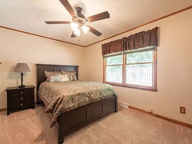 Foto del edificio - First month's rent FREE!  Three Bedroom Two Bathroom Home