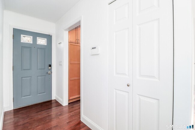 Foto del edificio - 8 Stonecrop Rd S