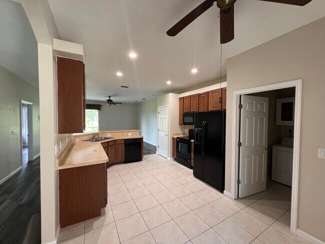 Foto del edificio - 254 Broyles Dr