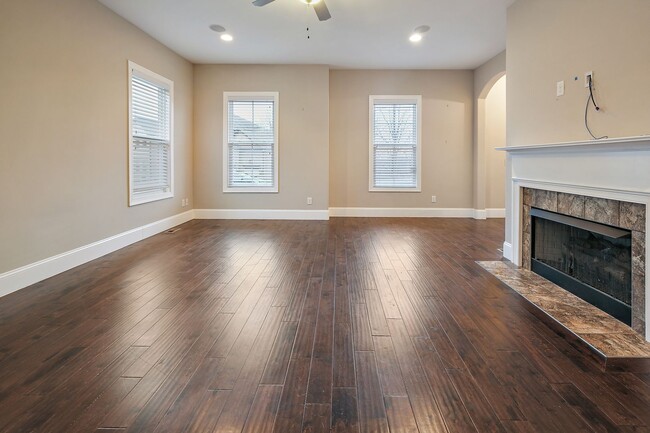 Building Photo - Beautiful 4 Bed, 3 Bath w/ Bonus Room Loca...