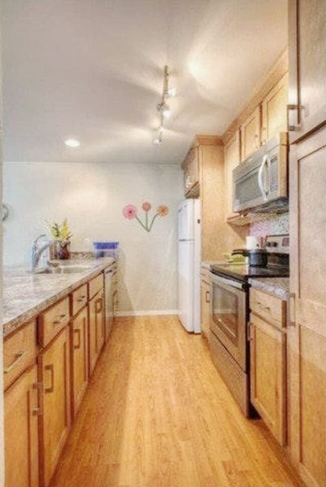 Building Photo - Ground level spacious condo