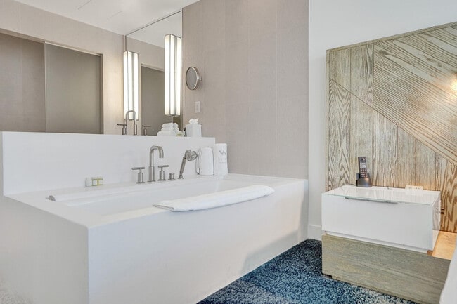 Building Photo - 3101 Bayshore Dr