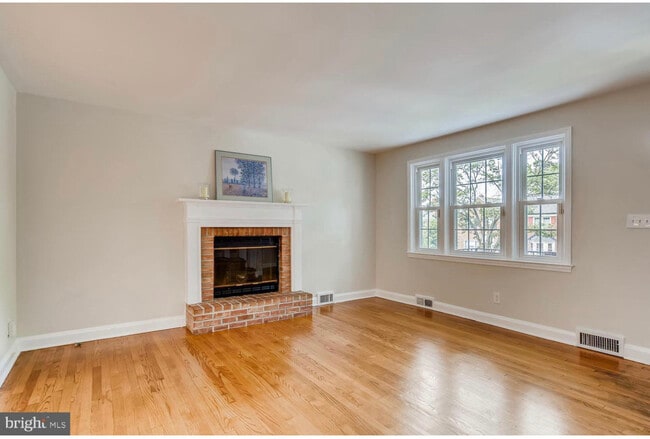 Building Photo - 157 Regester Ave