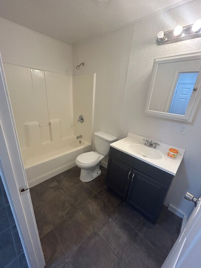 Foto del edificio - For Lease