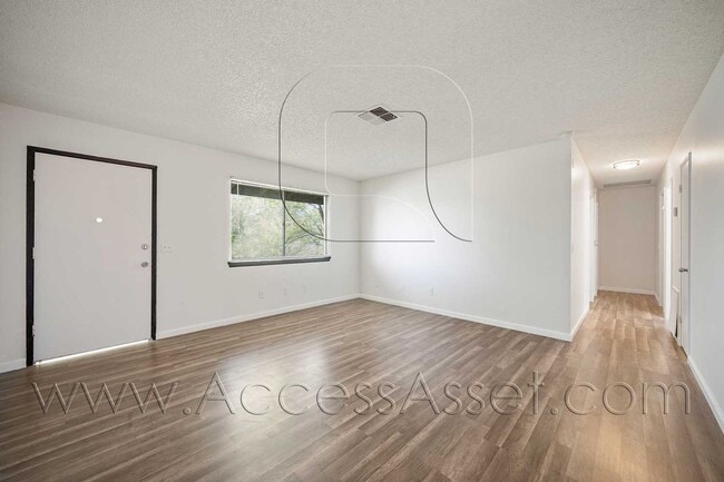 Building Photo - Spacious 3 bed/1 bath Corner Home In Hespe...