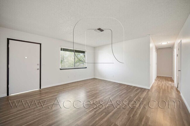 Foto del edificio - Spacious 3 bed/1 bath Corner Home In Hespe...