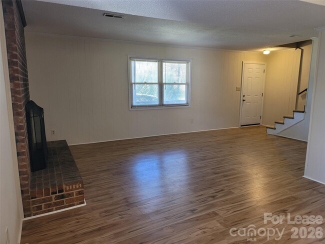 Foto del edificio - 5323 Chestnut Lake Dr