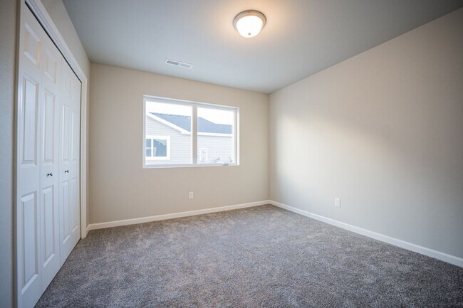 Foto del edificio - Quiet location - Check. Open floorplan - Check. 3-stall heated garage - Check. Welcome Home!