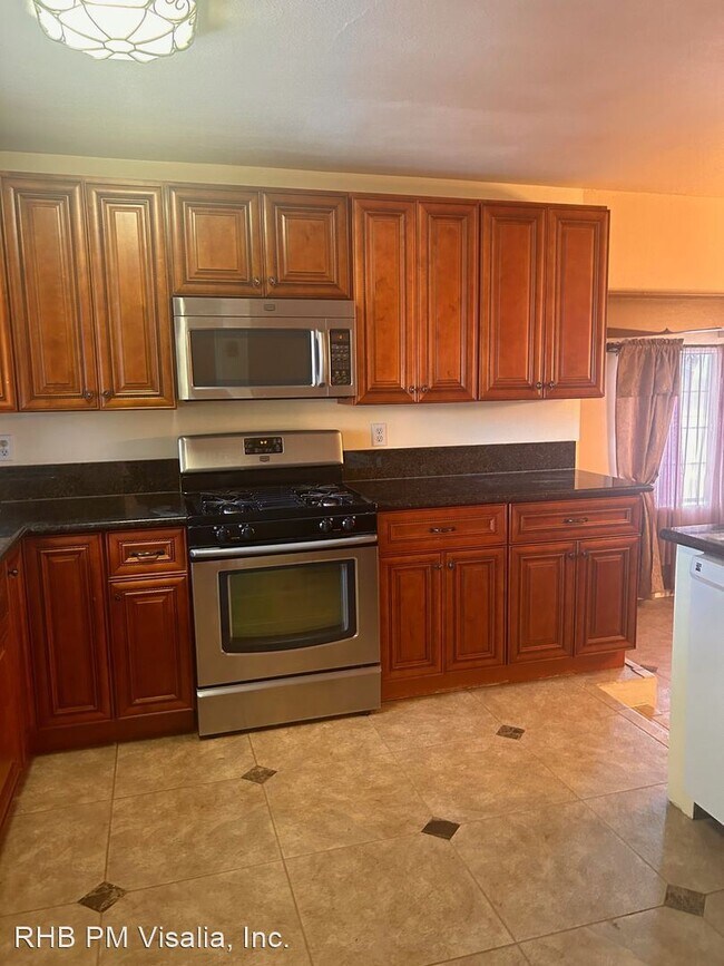 Foto del edificio - 5 br, 2 bath House - 833 E Myrtle Ave