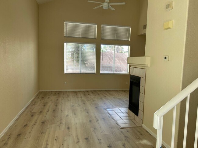 Building Photo - Beautiful Green Valley Home