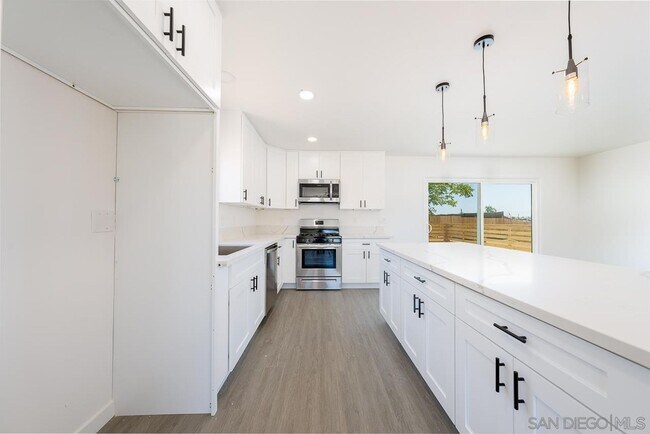 Foto del edificio - Modern 3-Bedroom Home in Paradise Hills (92139)