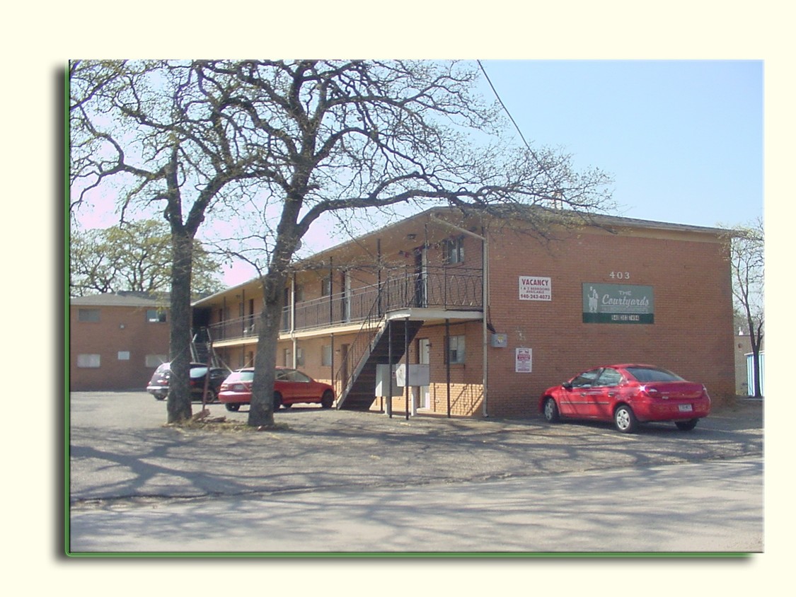 Primary Photo - The Courtyards Apartments