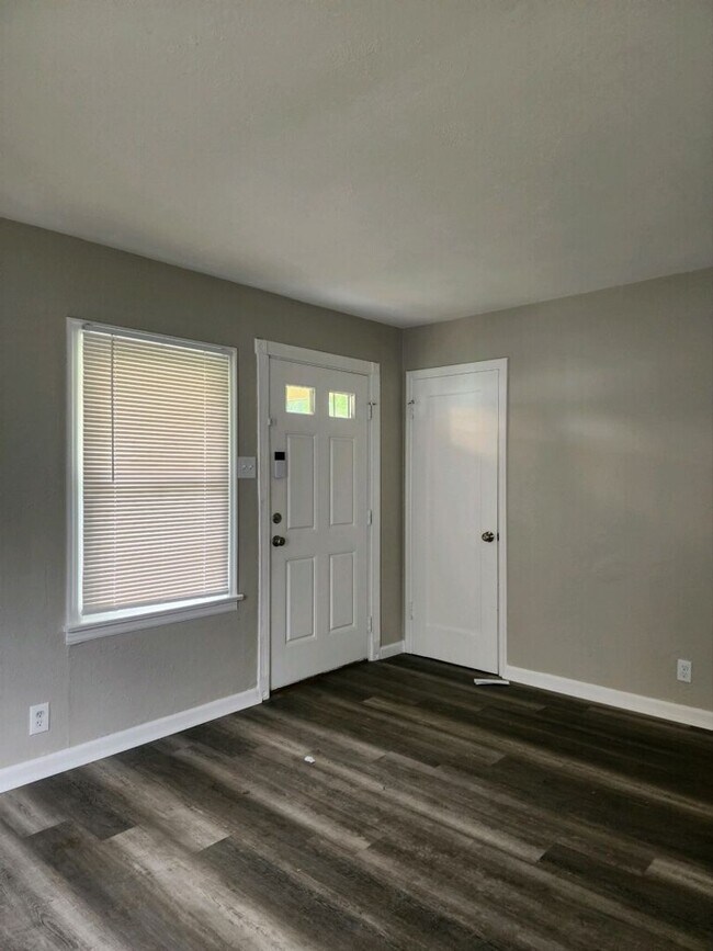 Foto del edificio - 3 Bedroom 1 bath with Large Back Yard Comi...