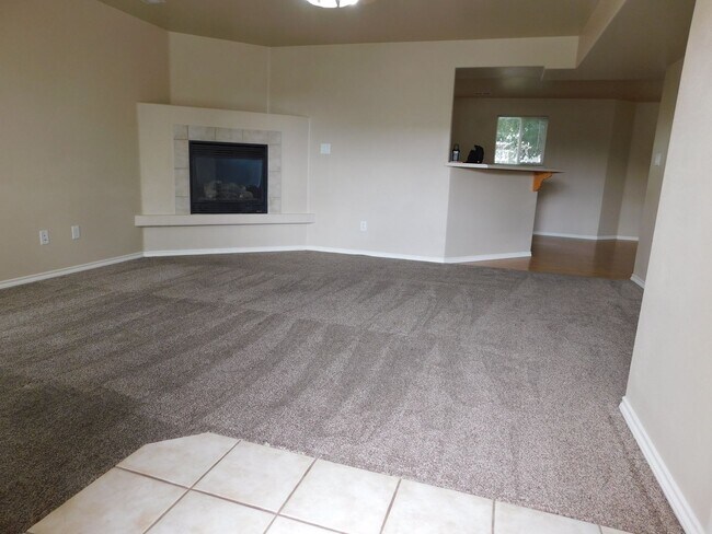 Building Photo - Spacious Duplex in Irish Walk