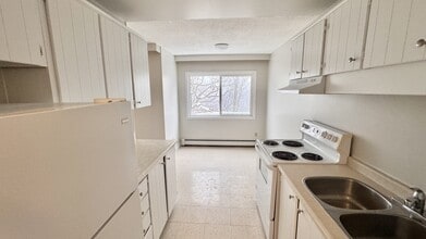 Building Photo - 10 Birkshire Ct