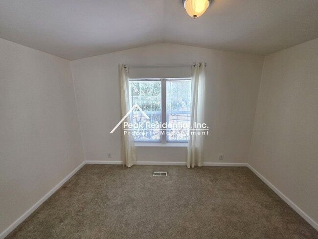 Foto del edificio - Spacious 3bd/2ba House with Garage near Fl...