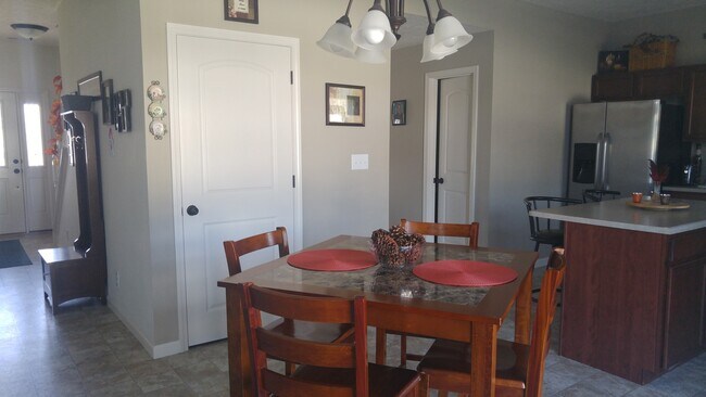 Foto del edificio - Modern 4 Bedroom, 2.5 Bath West Side Single Family Home