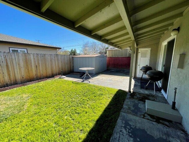 Building Photo - Great Arden Manor Home Located in San Juan...