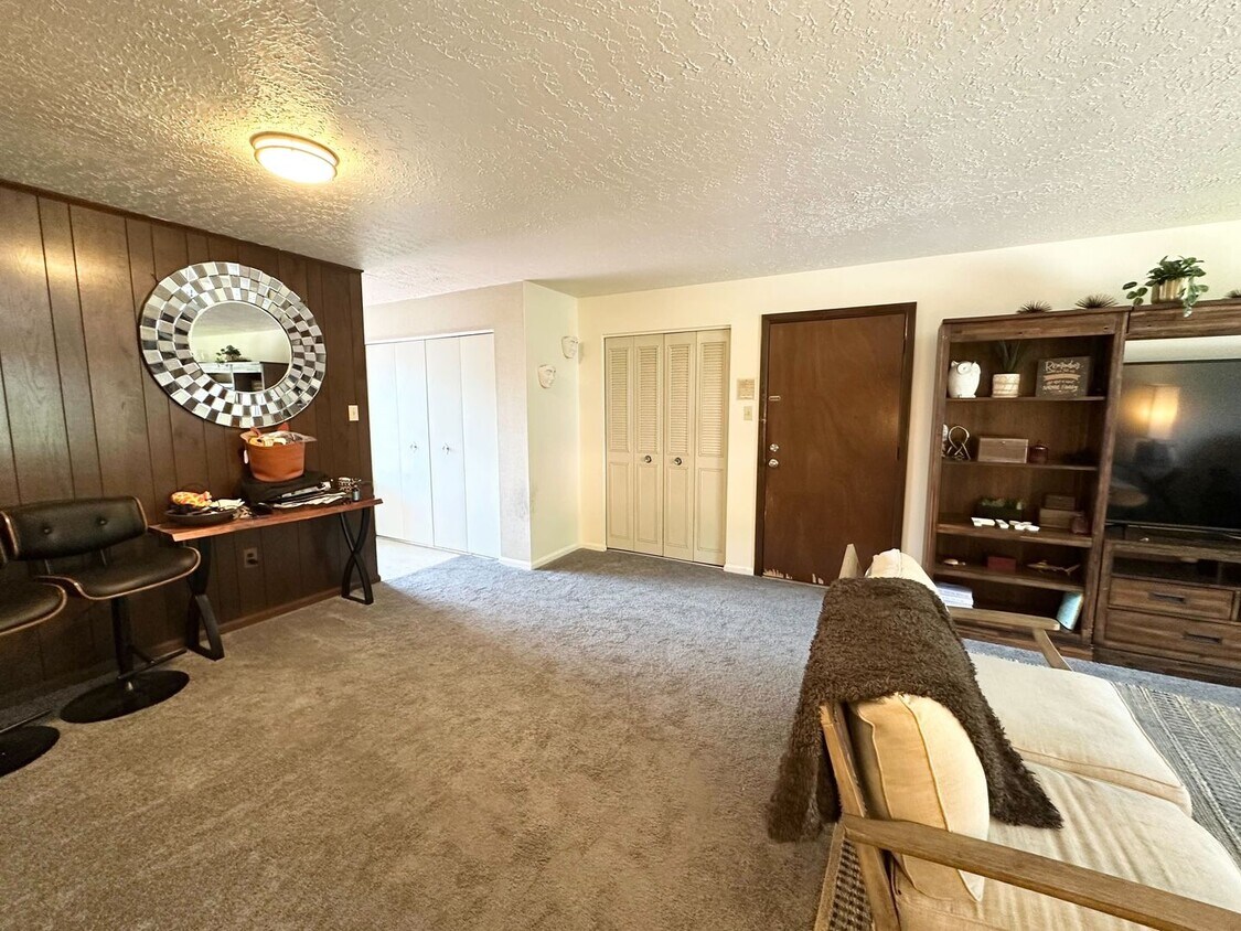 Foto principal - Rent-ready this July: 2 Bedroom and 1 Bath...