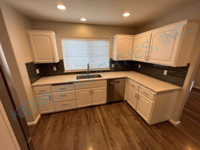 Foto del edificio - Charming 3-Bed Oasis with 2.5 Baths in Sandy, OR - 1215 Sq Ft of Cozy Living!