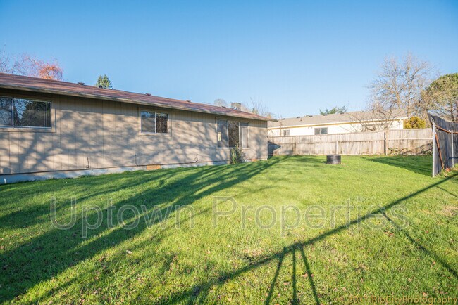 Building Photo - 8120 SW Thorn St