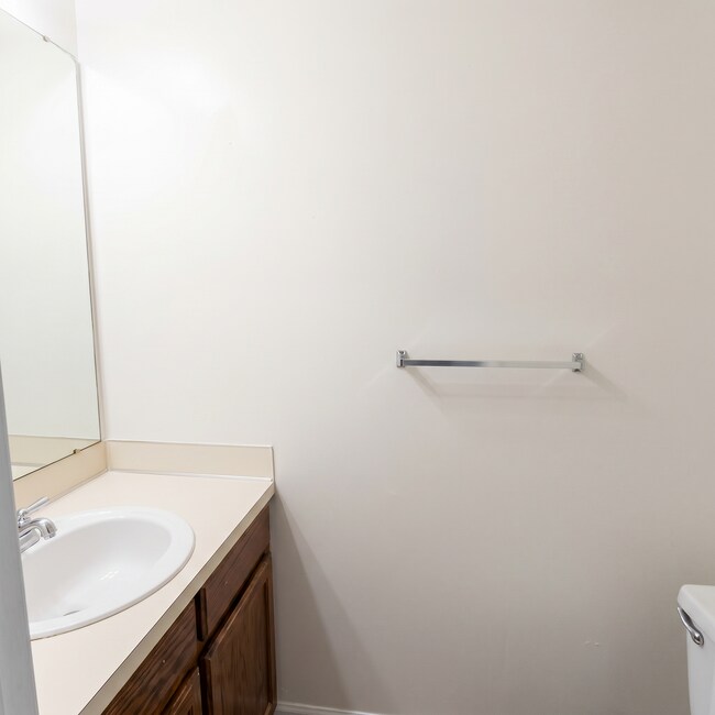 Medio baño - Courtyard Townhomes