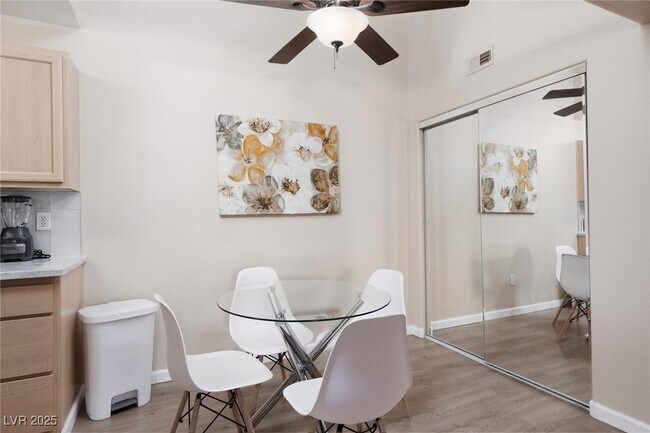 Foto del edificio - 950 Seven Hills Dr